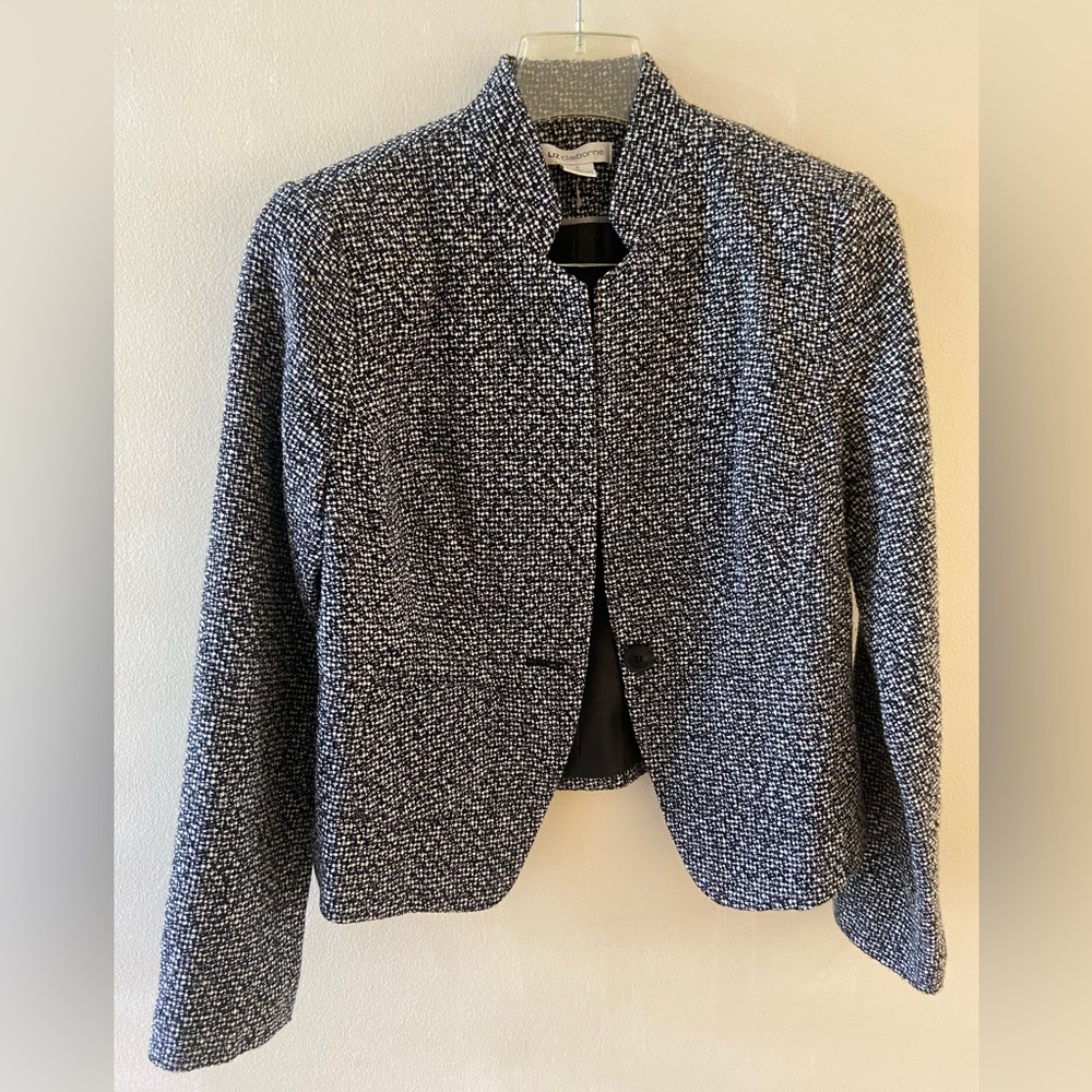Great black and white blazer in excellent condition.